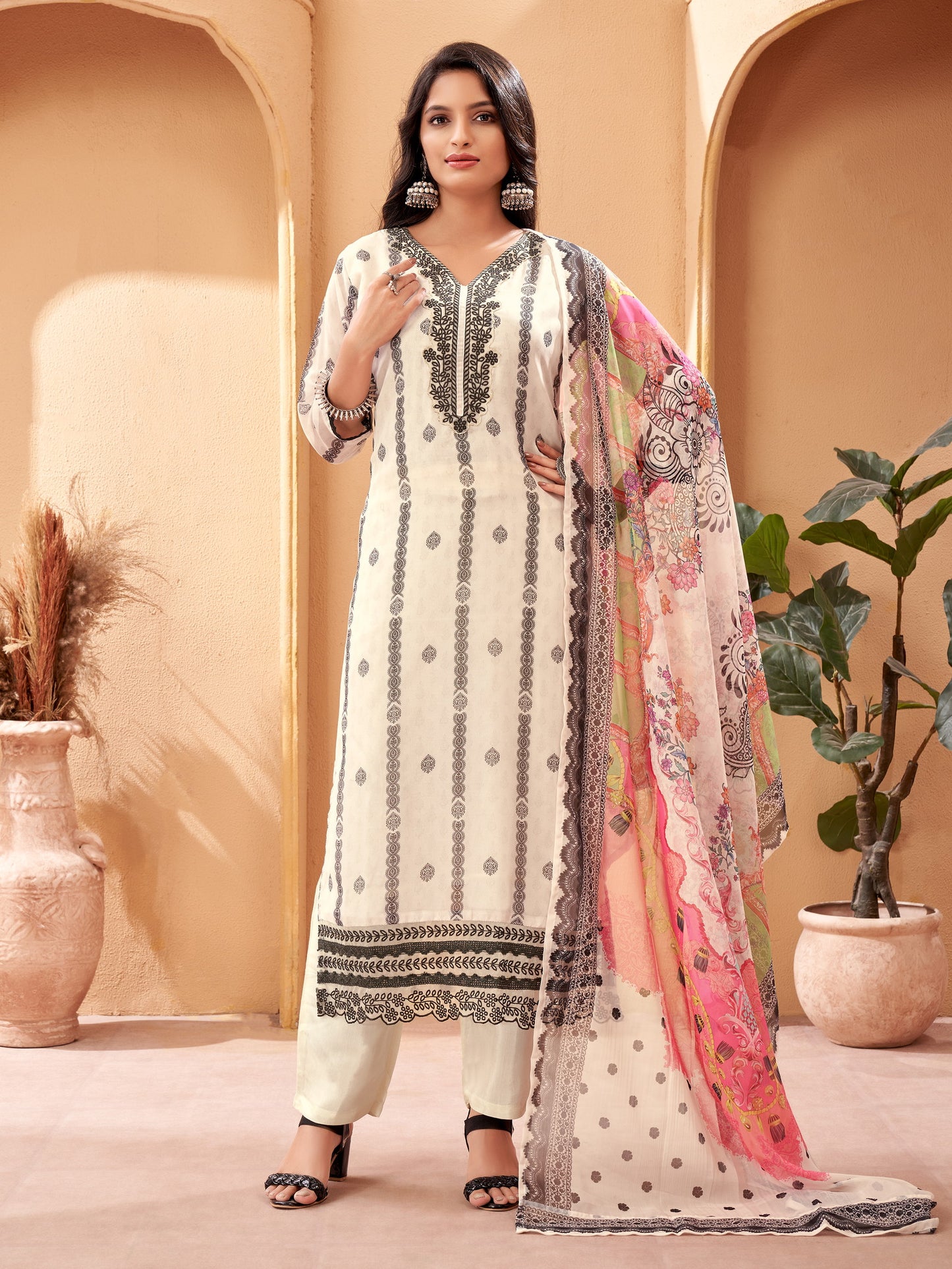 Beautifull Suit With Heavy Work  On Kurta And Floral Dupatta